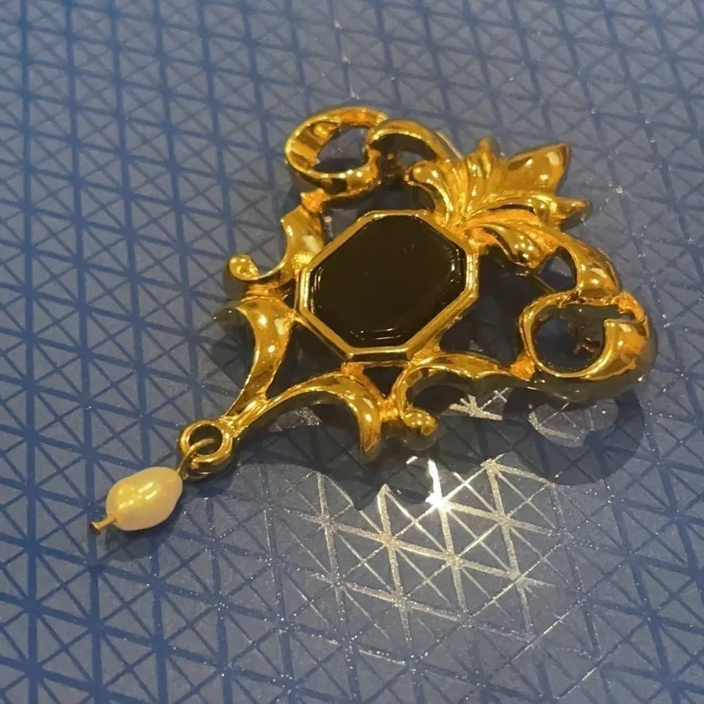 Vintage Signed Avon gold-tone onyx & pearl Brooch